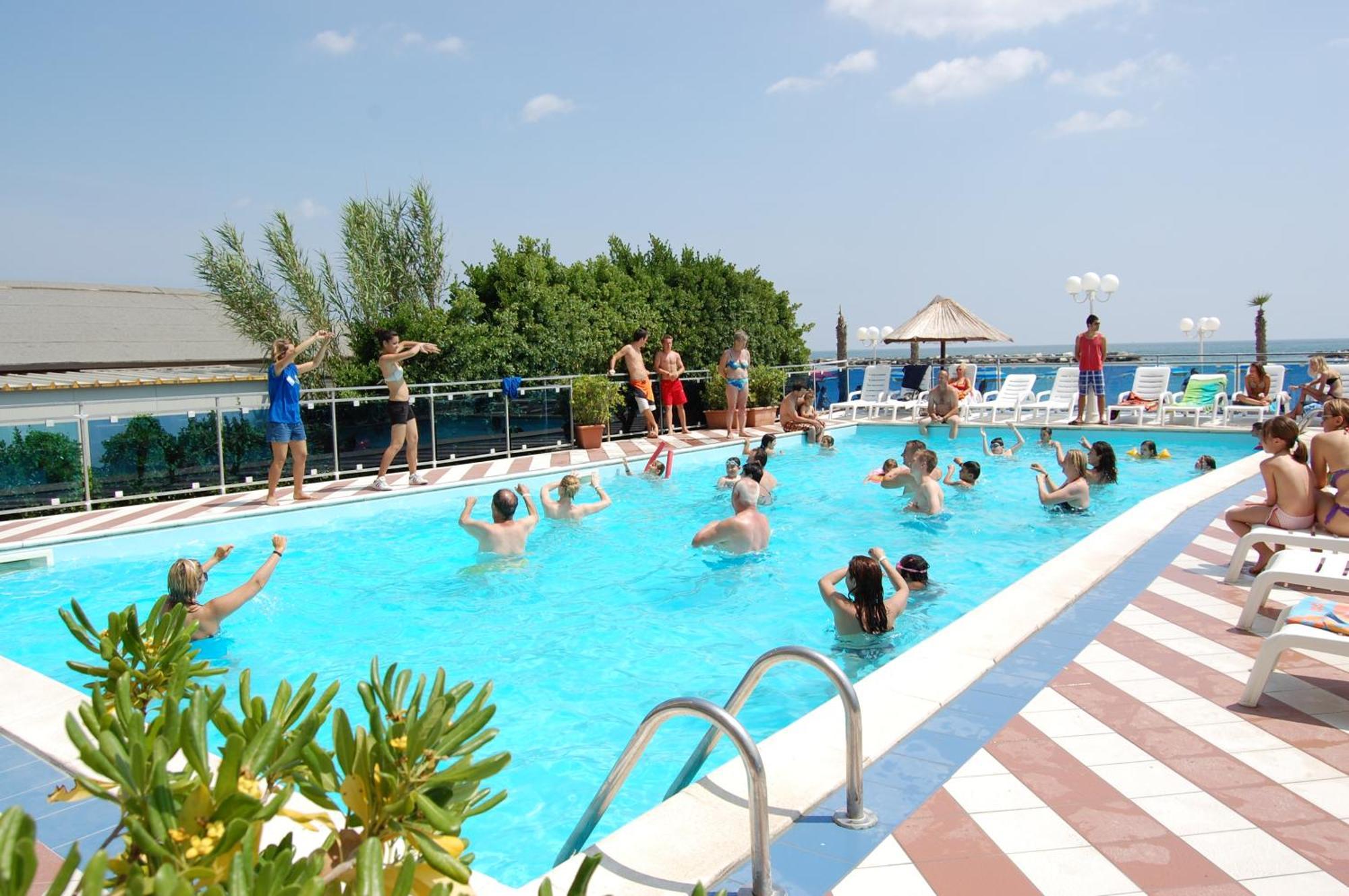 Bikini Tropicana Family Hotel Lido Di Savio Buitenkant foto