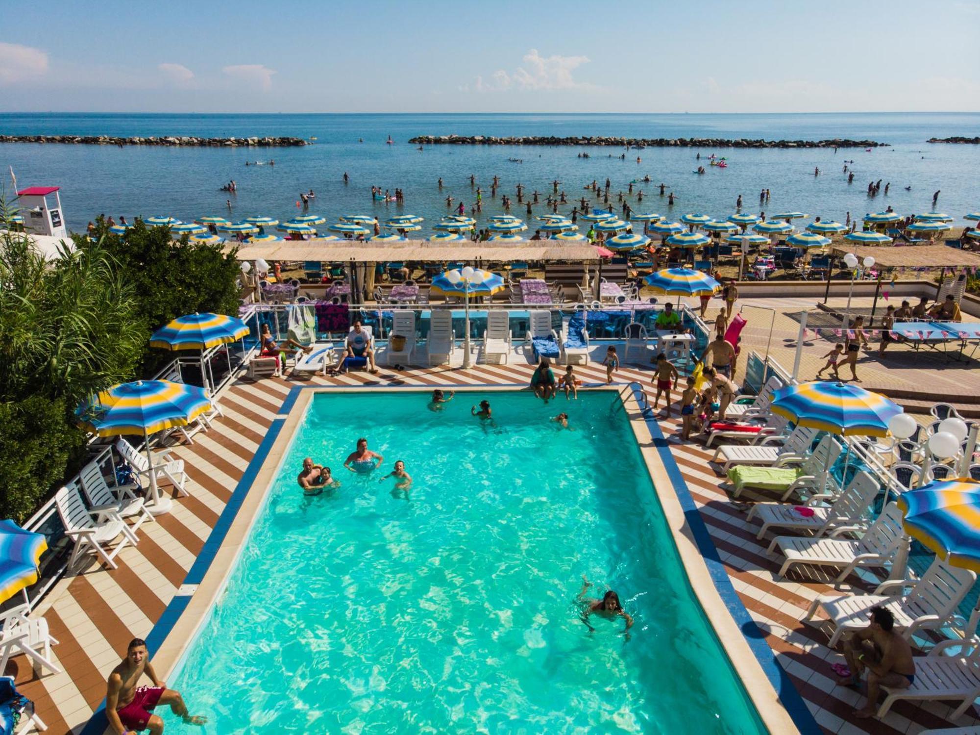 Bikini Tropicana Family Hotel Lido Di Savio Buitenkant foto