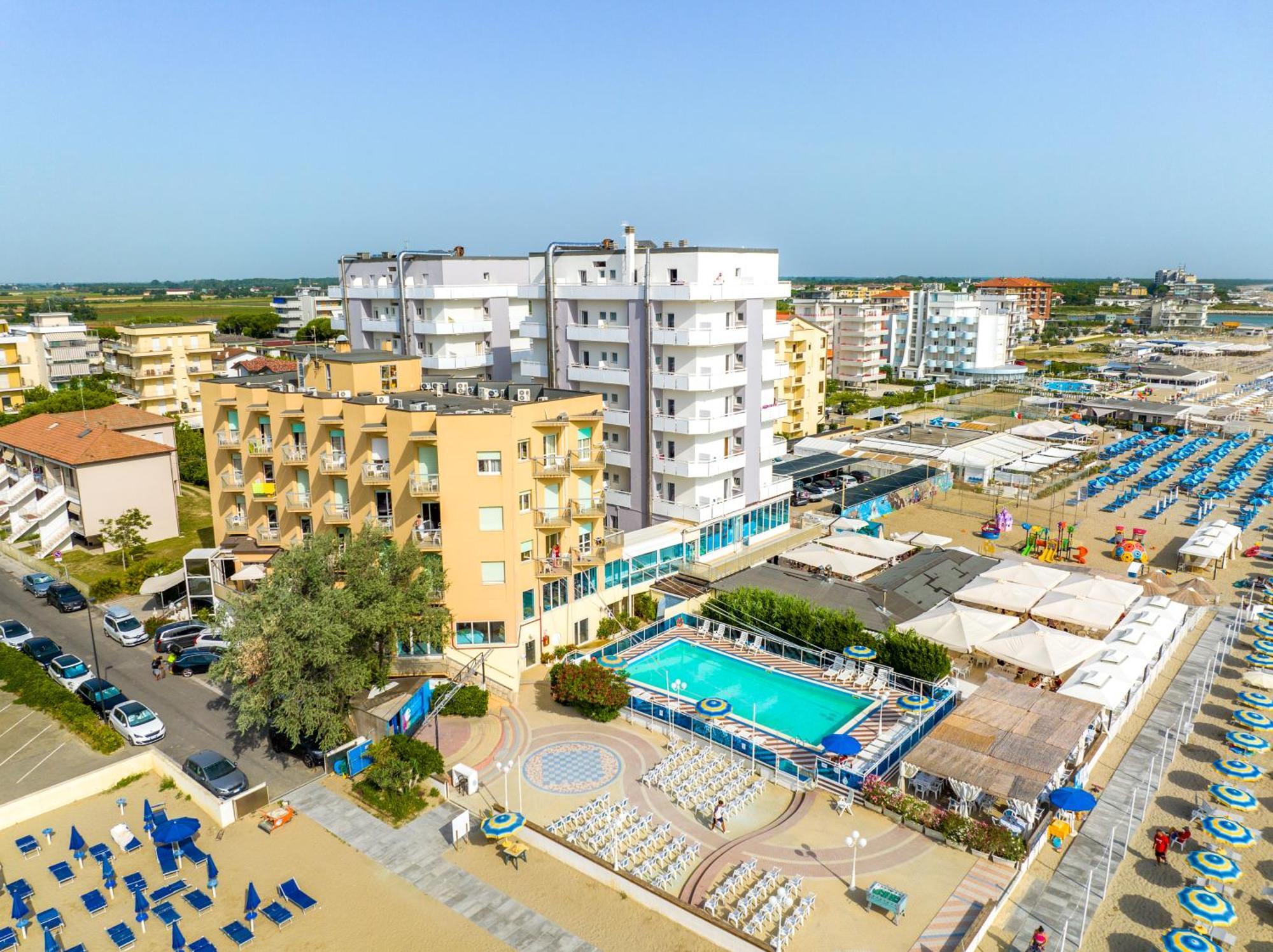 Bikini Tropicana Family Hotel Lido Di Savio Buitenkant foto